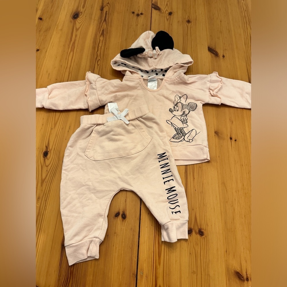 Baby girl 6-9 moth pink Minnie Mouse sweatsuit